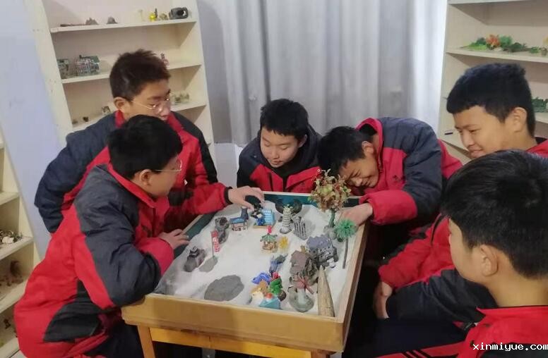 青少年内心很自卑,玩手机逃避现实,父母不知道该怎么办? 青少年内心很自卑,玩手机逃避现实,父母不知道该怎么办?_www.xinmiyue.com