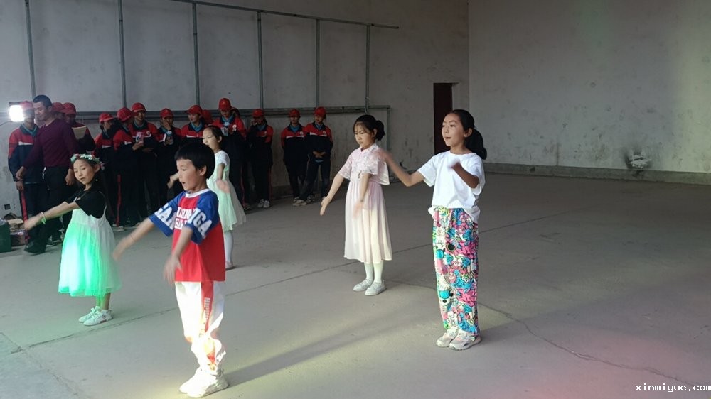 2021年必威登录入口平台官网心理教育中心「成长不烦恼」夏令营第15天之与当地村民载歌载舞大联欢 2021年必威登录入口平台官网心理教育中心「成长不烦恼」夏令营第15天之与当地村民载歌载舞大联欢_www.xinmiyue.com