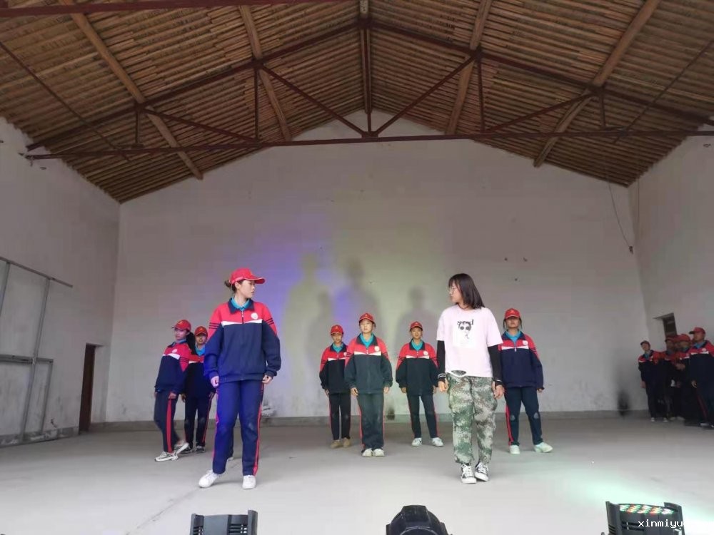 2021年必威登录入口平台官网心理教育中心「成长不烦恼」夏令营第15天之与当地村民载歌载舞大联欢 2021年必威登录入口平台官网心理教育中心「成长不烦恼」夏令营第15天之与当地村民载歌载舞大联欢_www.xinmiyue.com