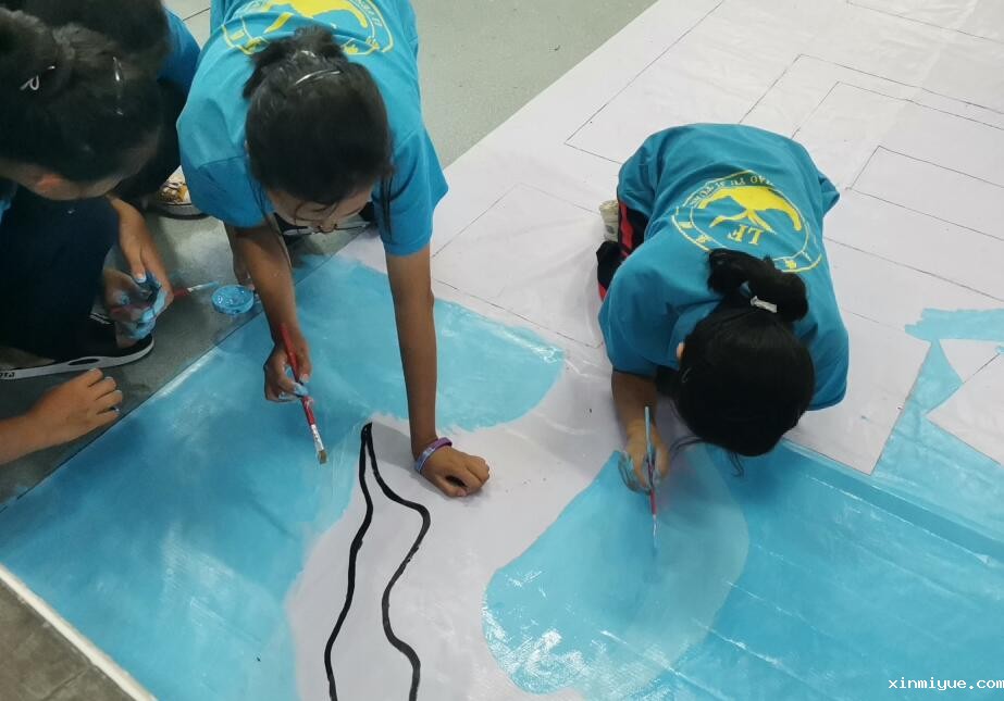 必威betway中文官网全体师生共绘巨画为河南防汛助力加油! 必威betway中文官网全体师生共绘巨画为河南防汛助力加油!_www.xinmiyue.com