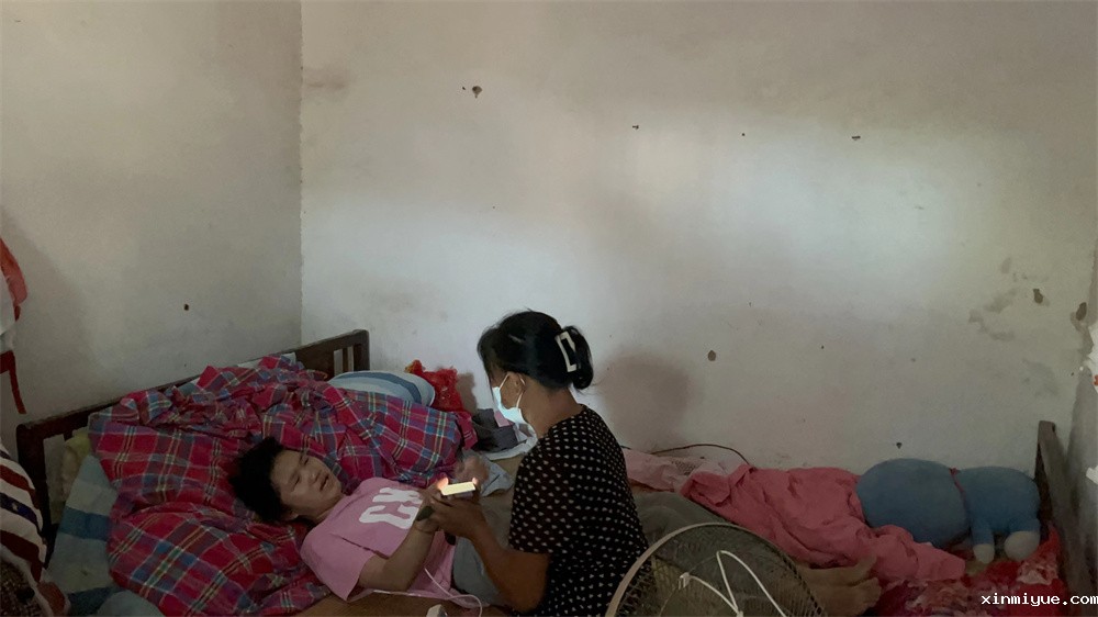 河南电视台《小莉帮忙》联合必威betway中文官网挽救嫌母丑且亲情冷漠、沉迷游戏、大打出手的姐弟俩的蜕变成长历程 河南电视台《小莉帮忙》联合必威betway中文官网挽救嫌母丑且亲情冷漠、沉迷游戏、大打出手的姐弟俩的蜕变成长历程_www.xinmiyue.com