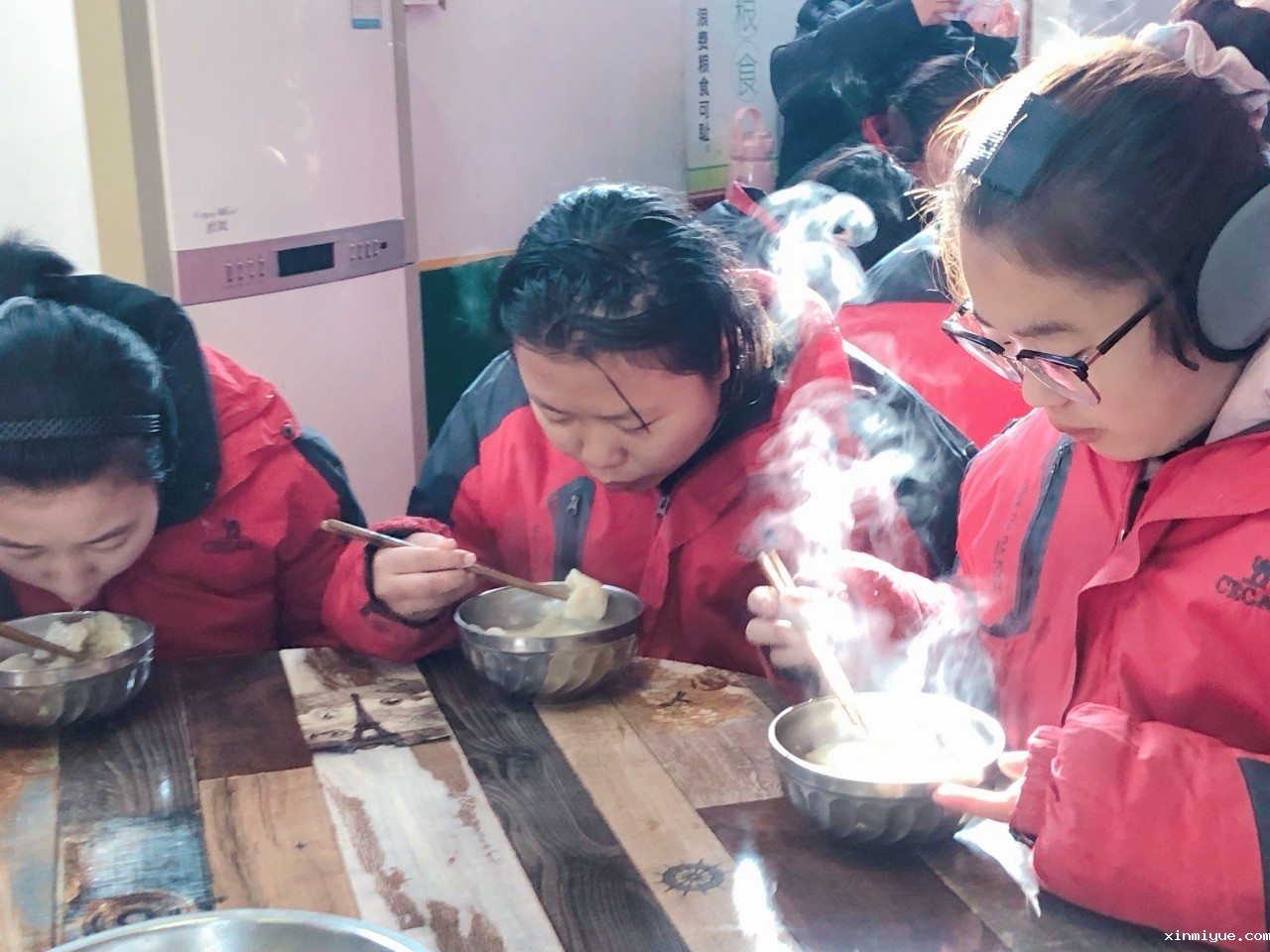 冬至佳节,必威betway中文官网学子齐聚一堂,包饺子品味温馨时光 冬至佳节,必威betway中文官网学子齐聚一堂,包饺子品味温馨时光_www.xinmiyue.com