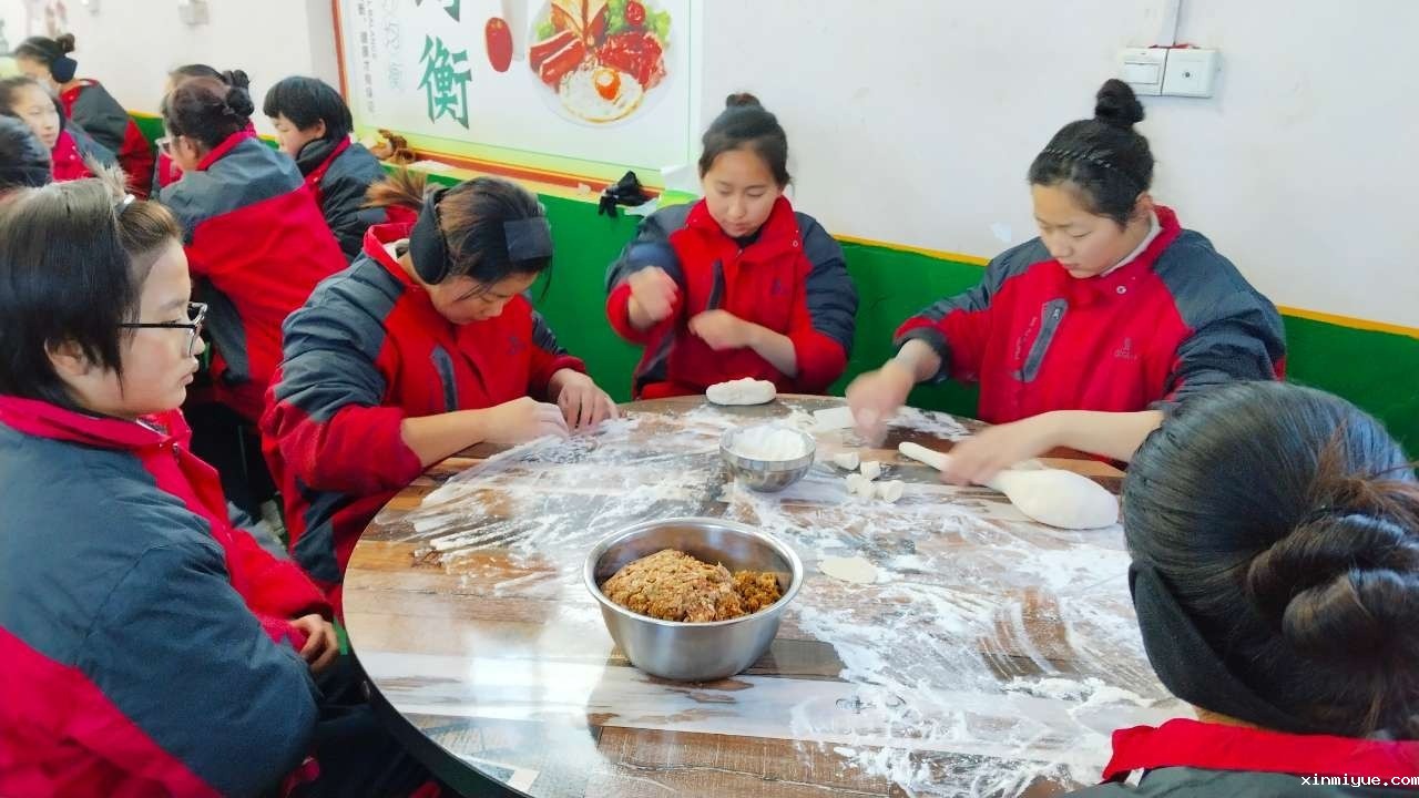 冬至佳节,必威betway中文官网学子齐聚一堂,包饺子品味温馨时光 冬至佳节,必威betway中文官网学子齐聚一堂,包饺子品味温馨时光_www.xinmiyue.com