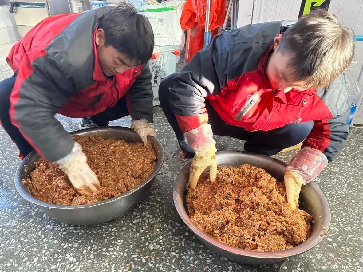 冬至佳节,必威betway中文官网学子齐聚一堂,包饺子品味温馨时光 冬至佳节,必威betway中文官网学子齐聚一堂,包饺子品味温馨时光_www.xinmiyue.com