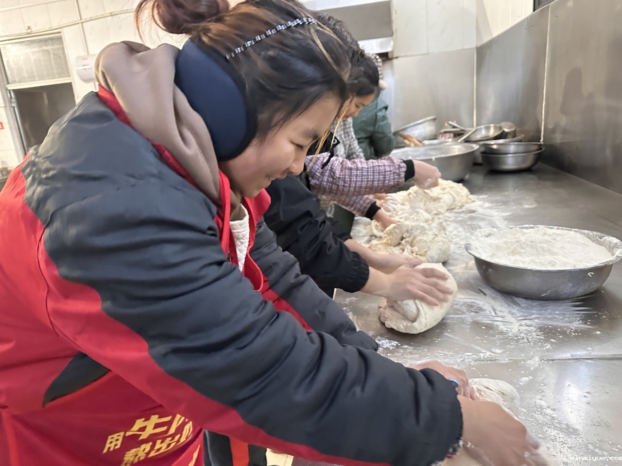 冬至佳节,必威betway中文官网学子齐聚一堂,包饺子品味温馨时光 冬至佳节,必威betway中文官网学子齐聚一堂,包饺子品味温馨时光_www.xinmiyue.com