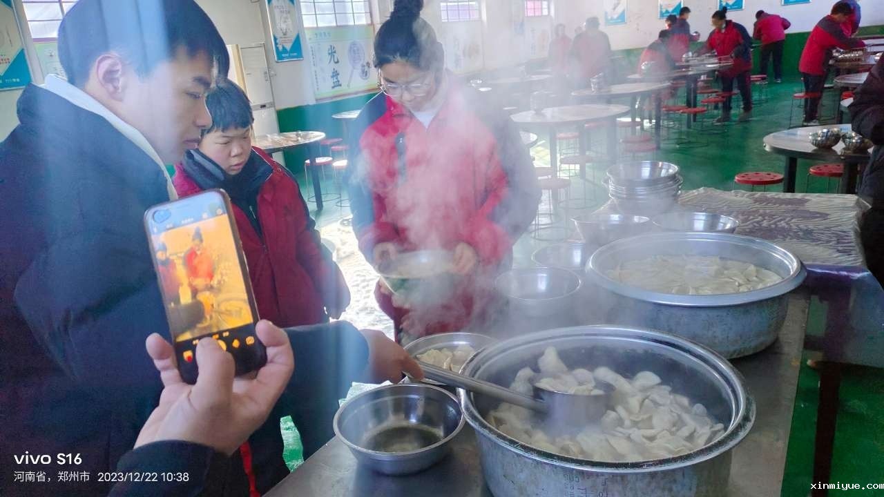冬至佳节,必威betway中文官网学子齐聚一堂,包饺子品味温馨时光 冬至佳节,必威betway中文官网学子齐聚一堂,包饺子品味温馨时光_www.xinmiyue.com