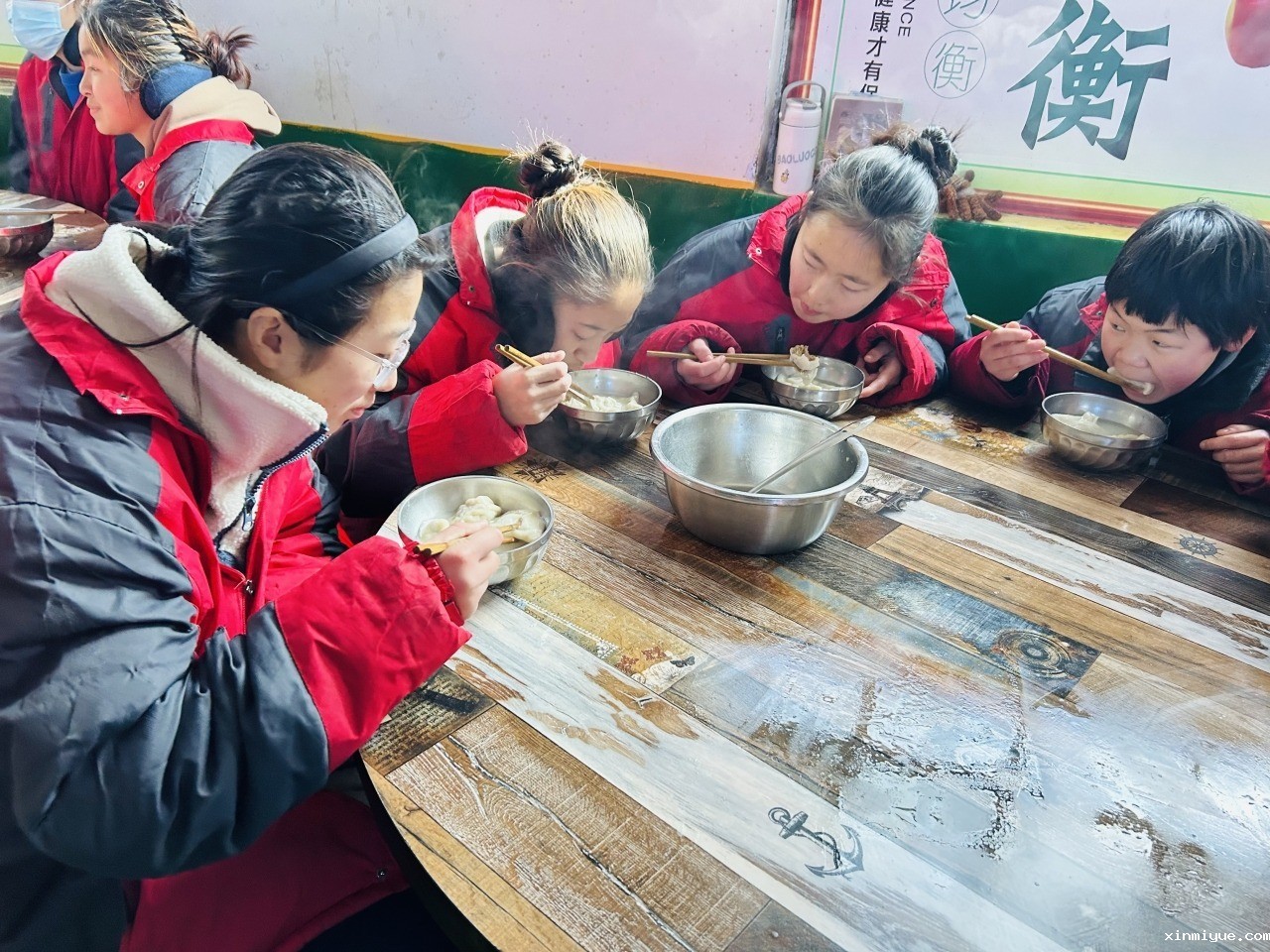 冬至佳节,必威betway中文官网学子齐聚一堂,包饺子品味温馨时光 冬至佳节,必威betway中文官网学子齐聚一堂,包饺子品味温馨时光_www.xinmiyue.com