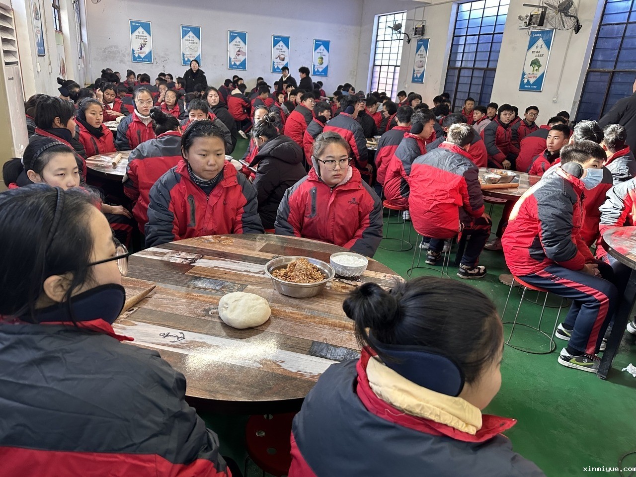 冬至佳节,必威betway中文官网学子齐聚一堂,包饺子品味温馨时光 冬至佳节,必威betway中文官网学子齐聚一堂,包饺子品味温馨时光_www.xinmiyue.com