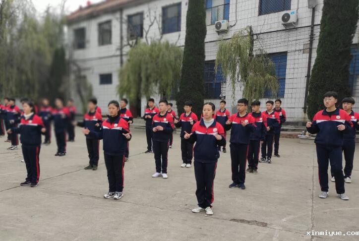 青少年不善交流如何解决？_www.xinmiyue.com