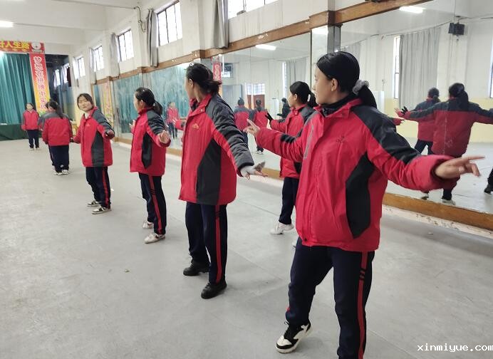 孩子多大适合上封闭学校_www.xinmiyue.com