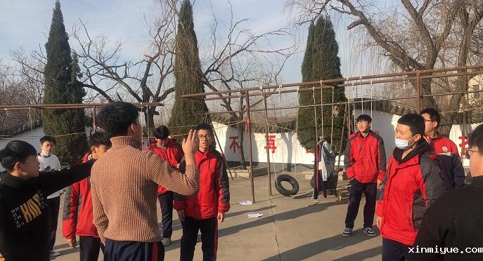 当青春期的孩子做错事，父母该如何询问？_www.xinmiyue.com