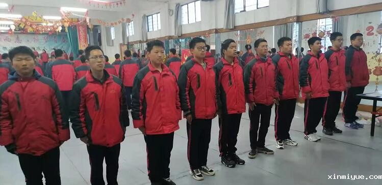 发现孩子早恋后，父母该怎么正确地引导孩子呢？_www.xinmiyue.com