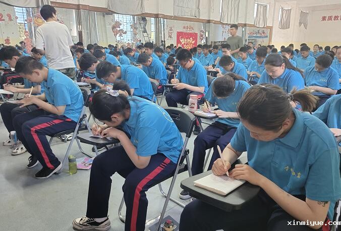 青春期的孩子为什么不爱与父母沟通呢？_www.xinmiyue.com