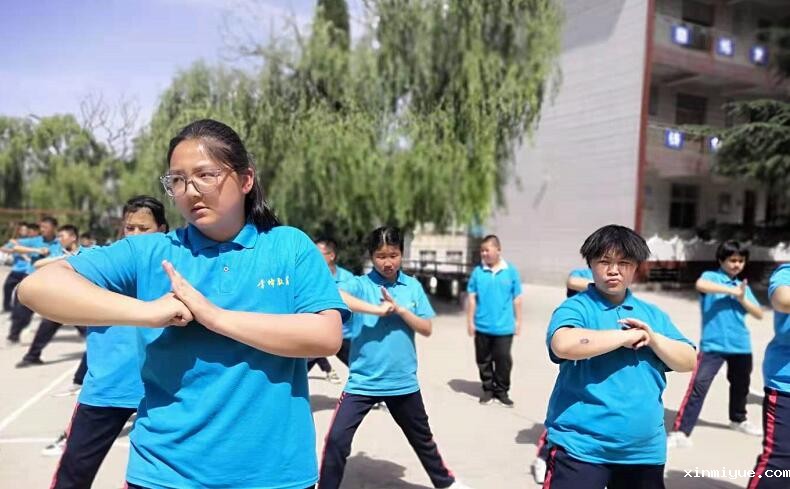 孩子进入青春期，家长该如何帮他们度过？_www.xinmiyue.com