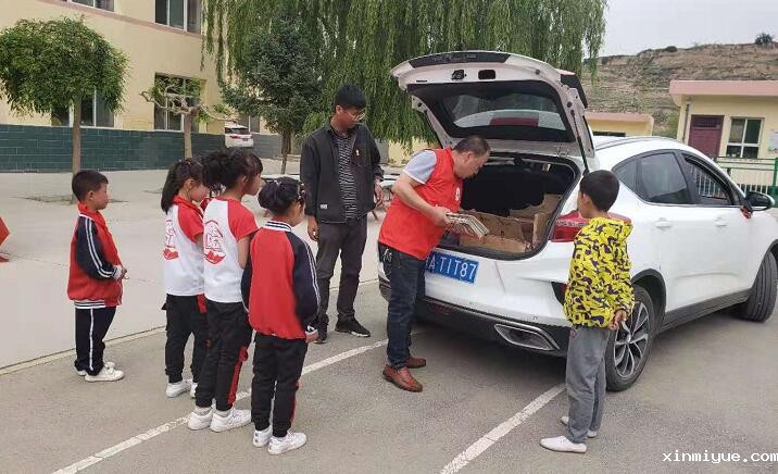 随手公益，资助贫困的孩子们！_www.xinmiyue.com