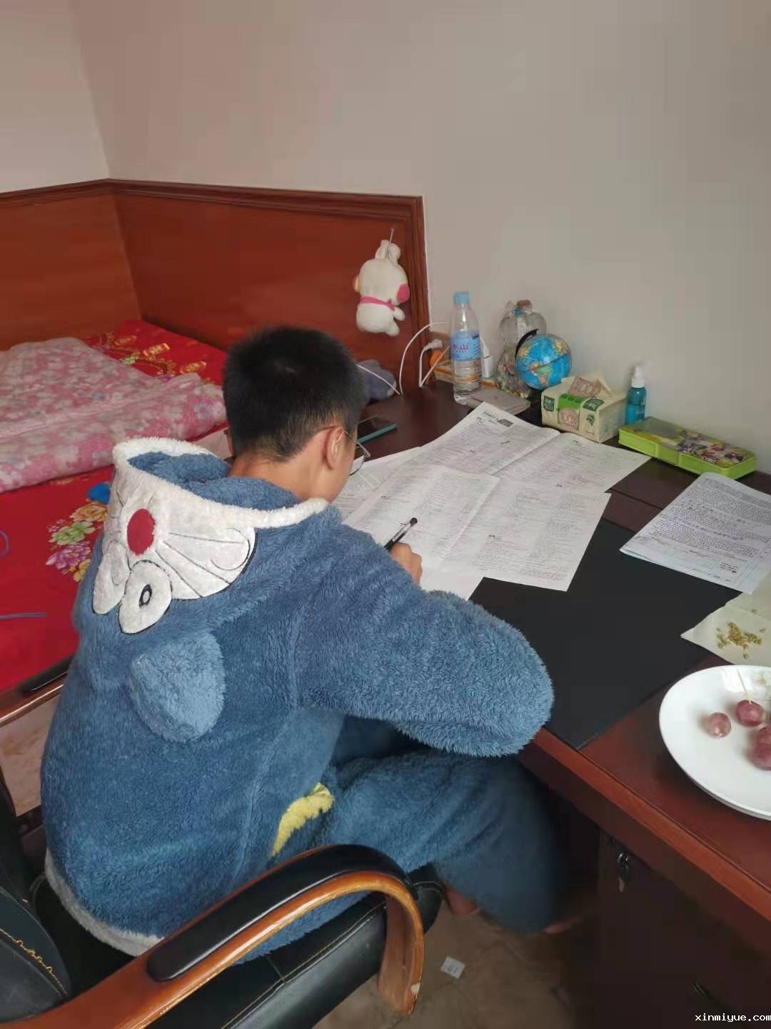 王多苍年入8000元的家庭，孩子如何能有好的学习环境！_www.xinmiyue.com