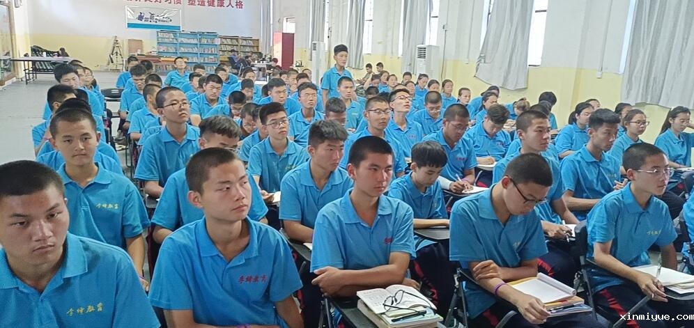 为什么青春期的孩子会不愿与父母沟通？_www.xinmiyue.com