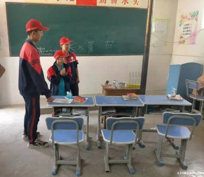 在简陋的学习环境贫困的家庭，山村的孩子怎样坚持学习？_www.xinmiyue.com