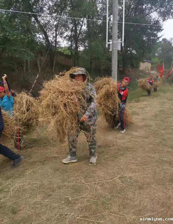 在简陋的学习环境贫困的家庭，山村的孩子怎样坚持学习？_www.xinmiyue.com