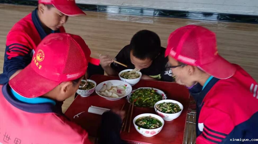 在简陋的学习环境贫困的家庭，山村的孩子怎样坚持学习？_www.xinmiyue.com