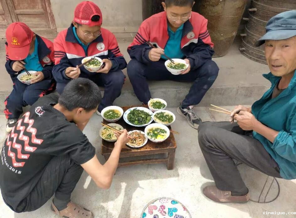 在简陋的学习环境贫困的家庭，山村的孩子怎样坚持学习？_www.xinmiyue.com