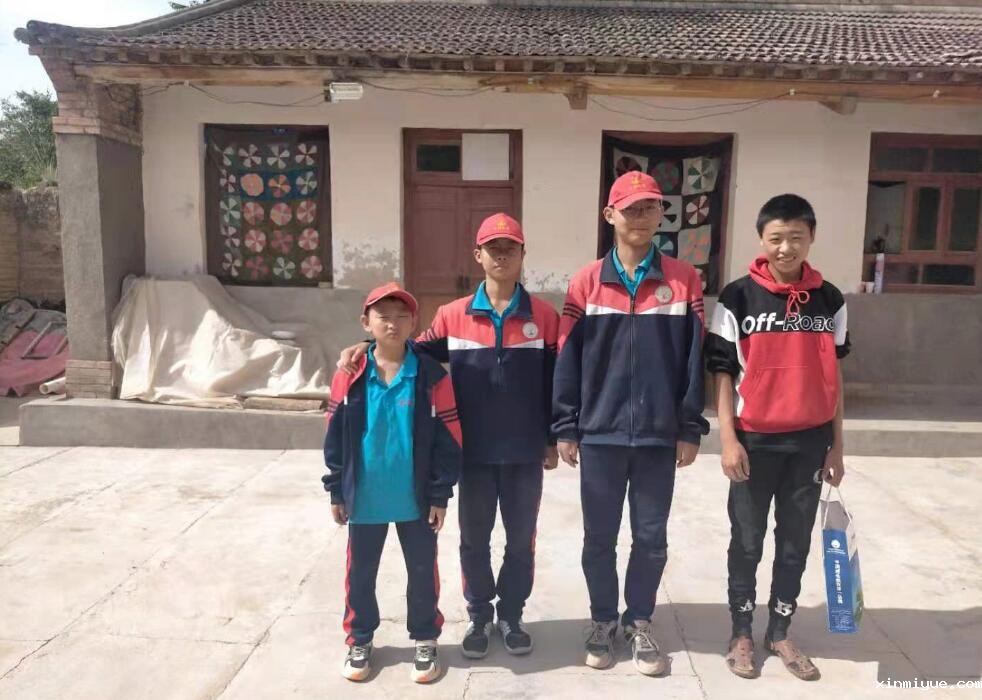 在简陋的学习环境贫困的家庭，山村的孩子怎样坚持学习？_www.xinmiyue.com