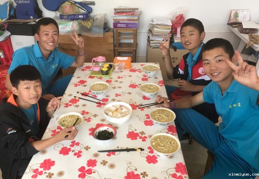 入住贫困家庭，孩子生活在贫困山村怎么保持开朗乐观，勤奋好学？_www.xinmiyue.com