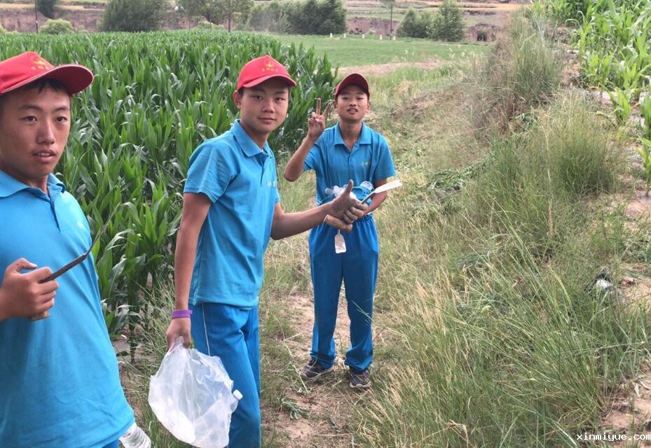 入住贫困家庭，孩子生活在贫困山村怎么保持开朗乐观，勤奋好学？_www.xinmiyue.com