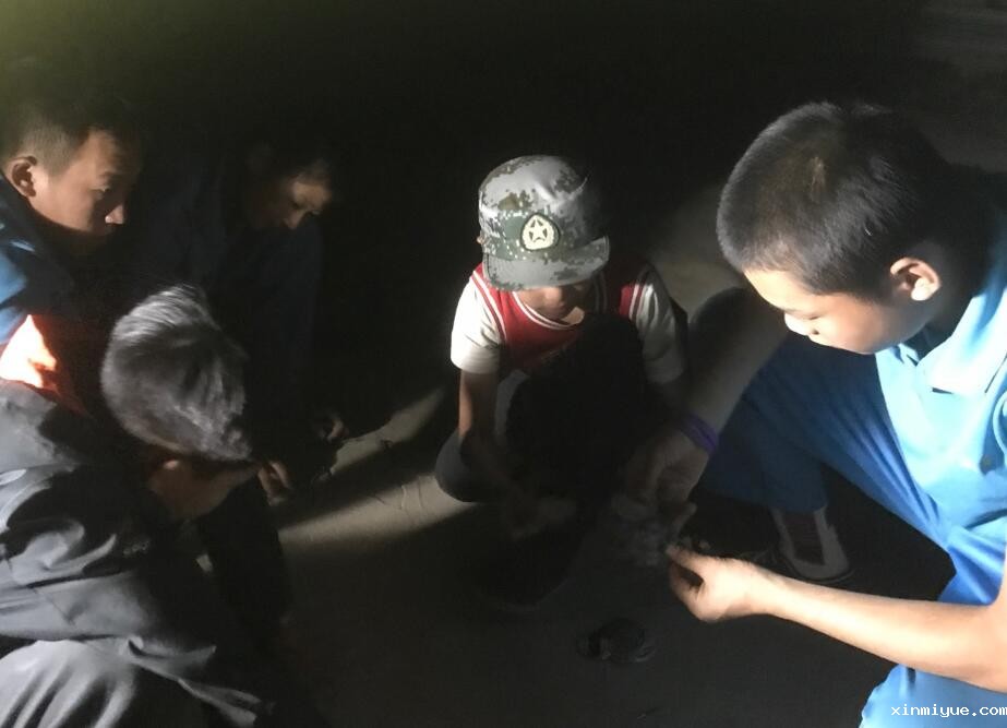 入住贫困家庭，孩子生活在贫困山村怎么保持开朗乐观，勤奋好学？_www.xinmiyue.com