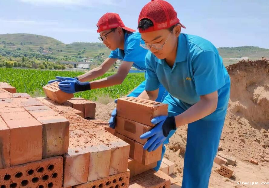 搬砖体验，贫困山村农户靠什么供孩子读上大学？_www.xinmiyue.com