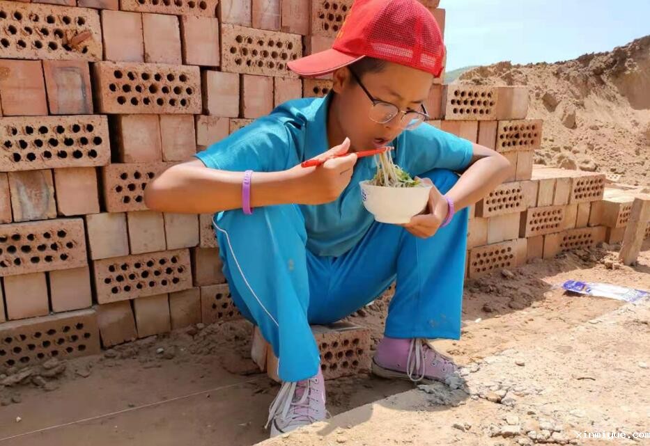 搬砖体验，贫困山村农户靠什么供孩子读上大学？_www.xinmiyue.com