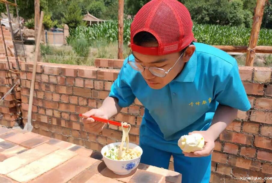 搬砖体验，贫困山村农户靠什么供孩子读上大学？_www.xinmiyue.com