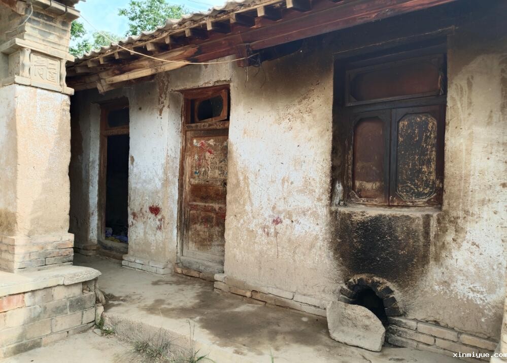 七口人的贫困家庭，怎样给三兄弟好的教育？_www.xinmiyue.com