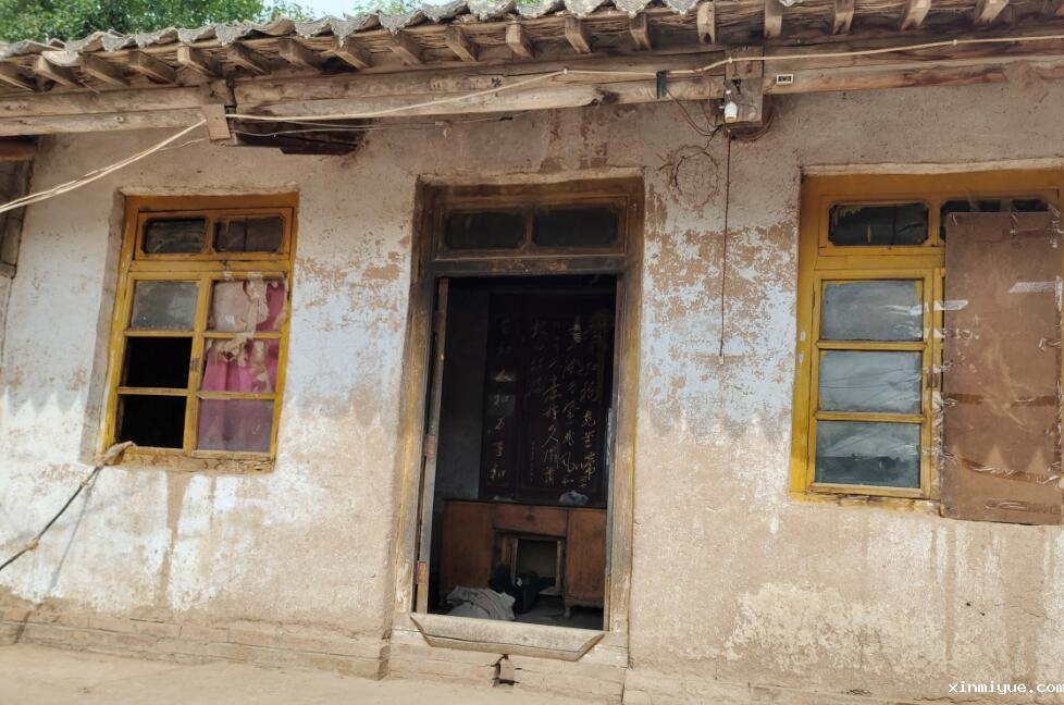 七口人的贫困家庭，怎样给三兄弟好的教育？_www.xinmiyue.com