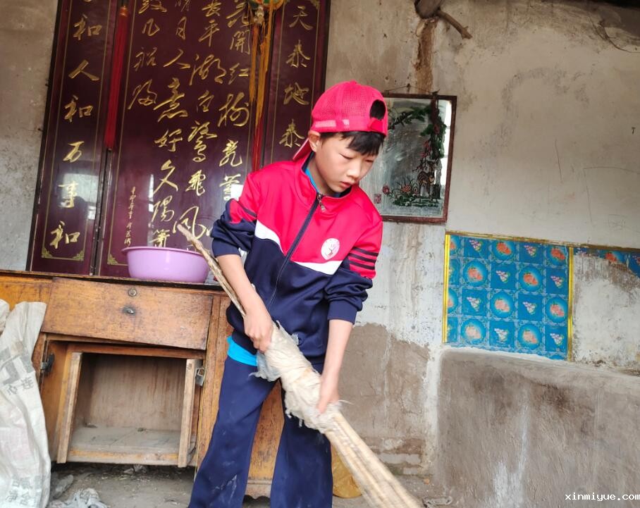 七口人的贫困家庭，怎样给三兄弟好的教育？_www.xinmiyue.com