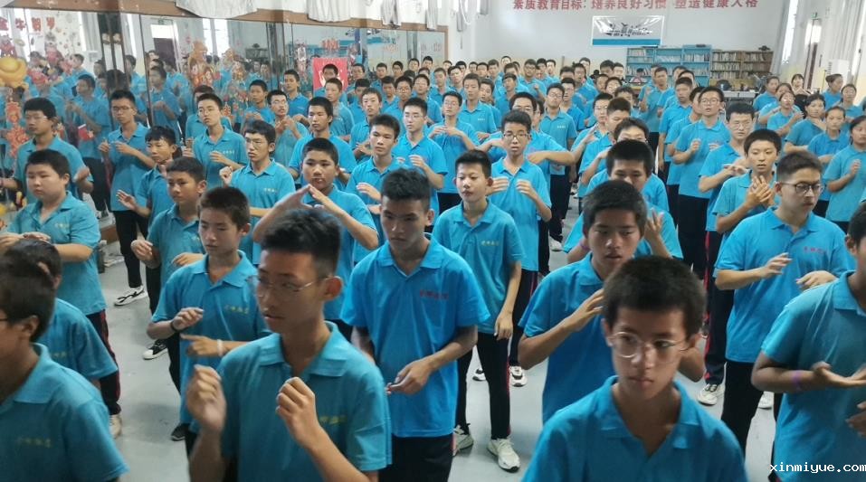 怎么让叛逆孩子明白父母的不容易？_www.xinmiyue.com