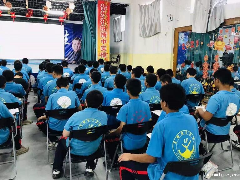 孩子性格内向不爱与人交流是什么原因？_www.xinmiyue.com