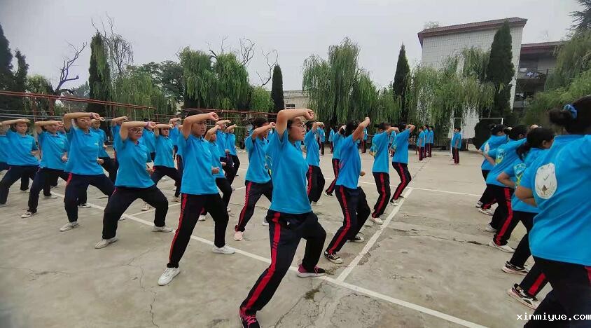 孩子不出门不爱与人交流怎么才能改变？_www.xinmiyue.com