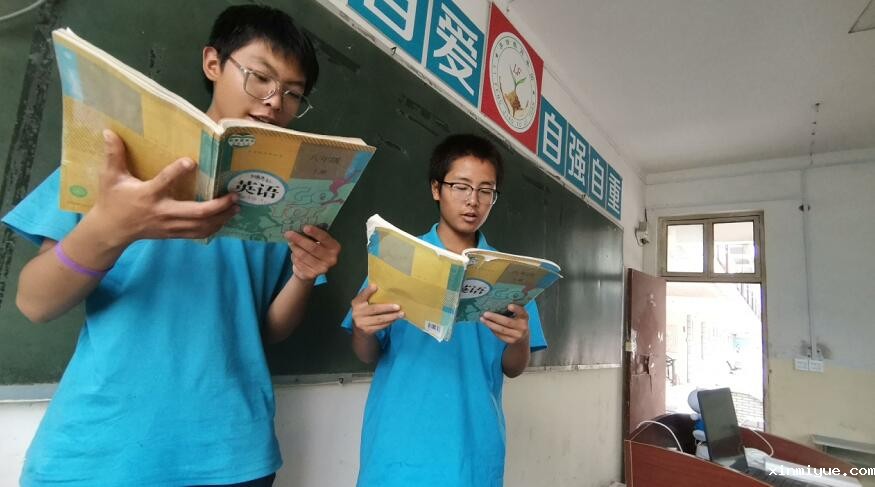 高中孩子早恋给孩子带来危害家长该怎么正确引导？_www.xinmiyue.com