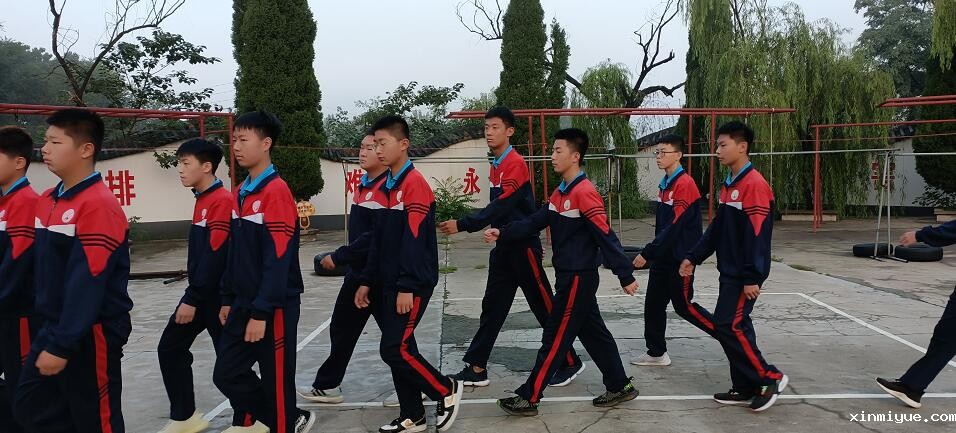 怎样让孩子战胜自卑阳光自信？_www.xinmiyue.com