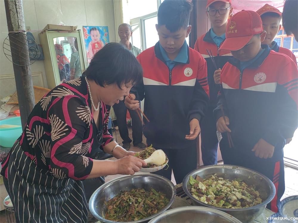 初一女孩从自卑内向到天真活泼，你觉得她经历了什么！