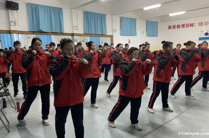 孩子送到必威betway中文官网学校后，家长们都在做什么？_www.xinmiyue.com