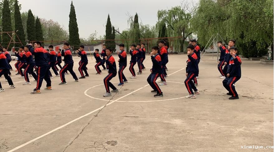 孩子叛逆？不上学？网瘾？自残？家长却不知背后的根源在哪里！_www.xinmiyue.com