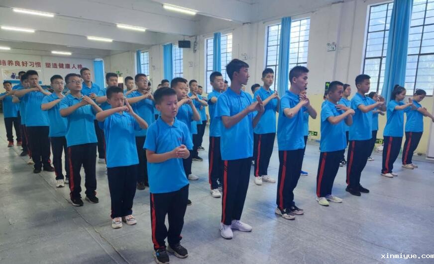 即使孩子叛逆了，父母对孩子的关心依旧无微不至！_www.xinmiyue.com