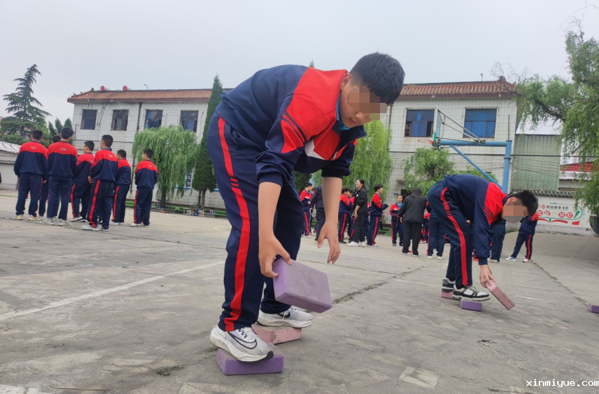 8-18岁是青春叛逆期的年龄，父母如何正确教育孩子！_www.xinmiyue.com