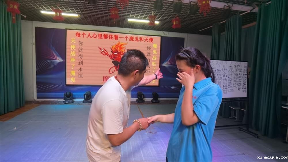 面对孩子的自尊心过强，家长该如何进行心理疏导？_www.xinmiyue.com