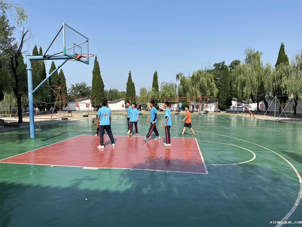 【家长必看】叛逆少年逆袭记：全封闭学校，是救赎还是挑战？_www.xinmiyue.com