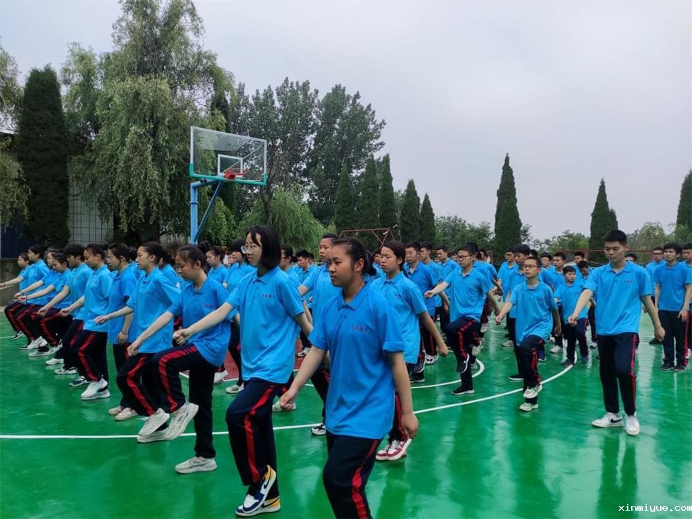 7岁小男孩坚持跑步一年，变化惊人：运动塑造未来之星_www.xinmiyue.com