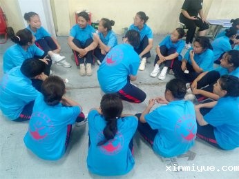 ‌携手同行：青少年挫折中的父母沟通艺术