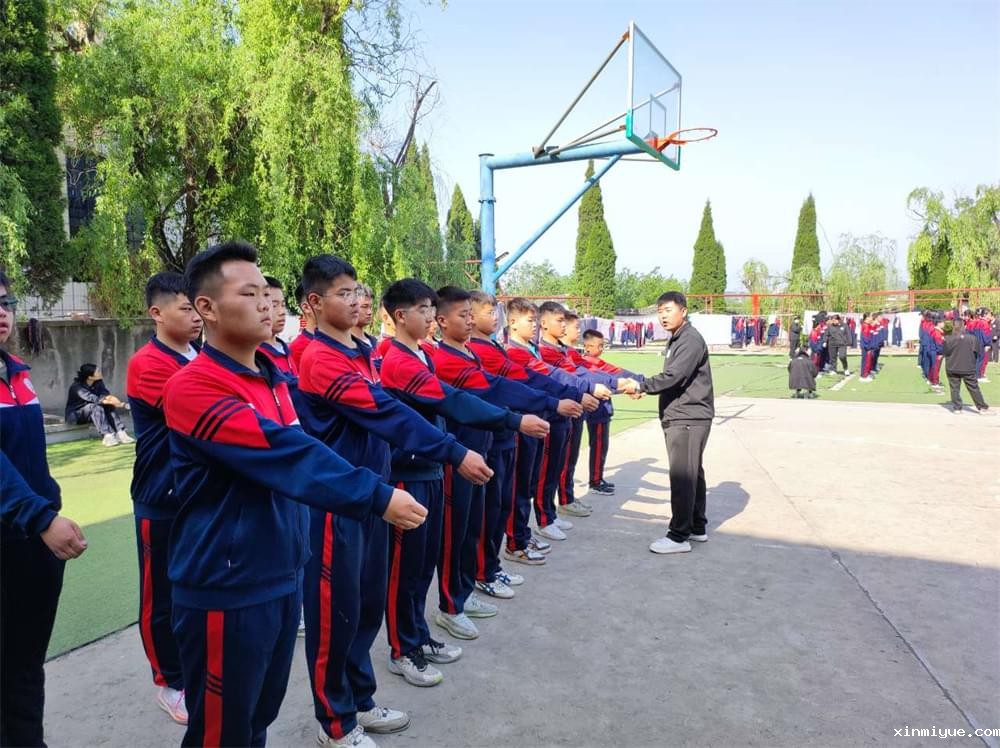 精力过剩、上课不专心…问题孩子如何教育？_www.xinmiyue.com